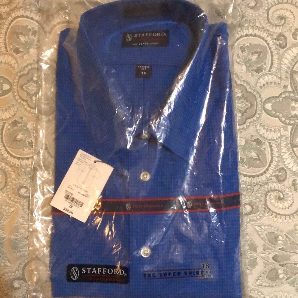 Men’s shirt sleeve dress shirt